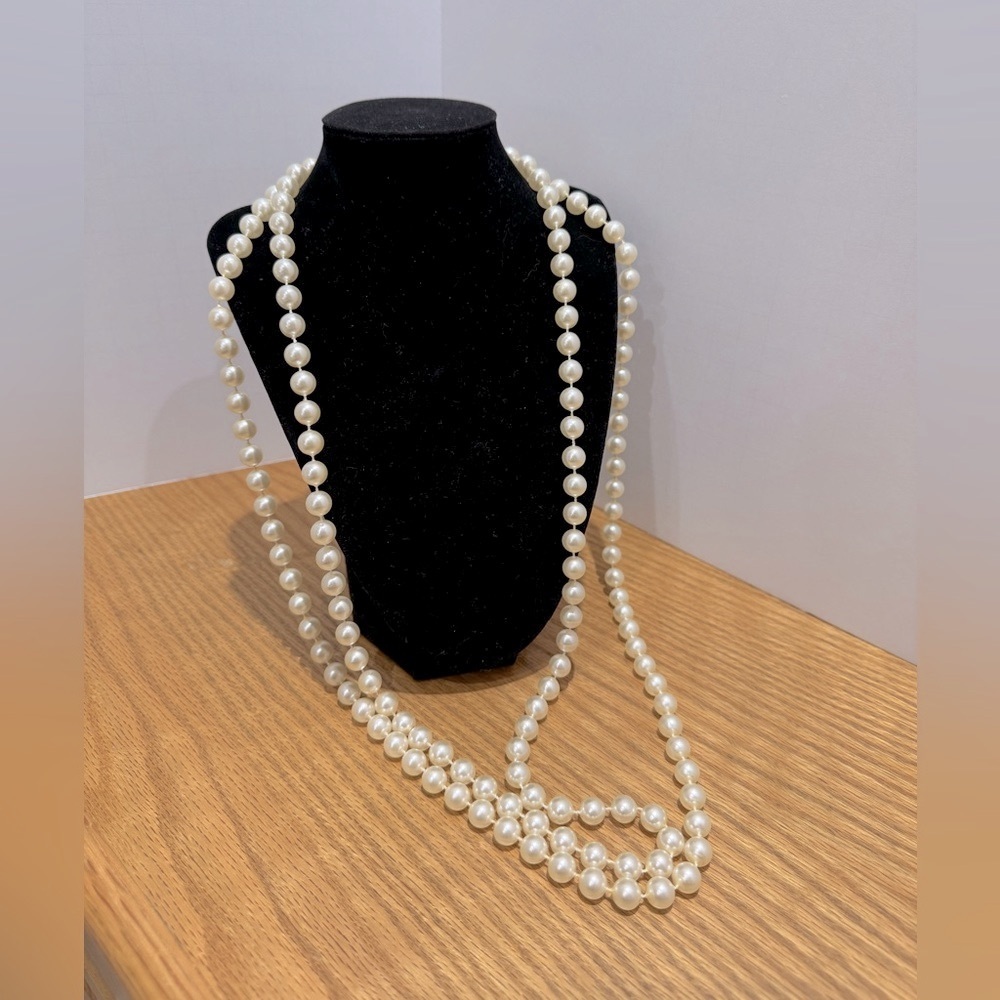 Vintage Elegant faux Pearl Necklace with Floral Accent - Picture 2 of 5